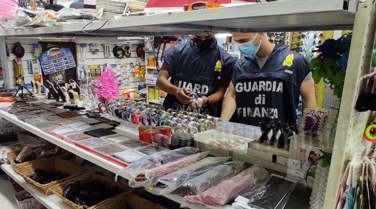 Vestiti firmati contraffatti, giochi e gioielli non a norma. Sequestrati 10mila pezzi - 