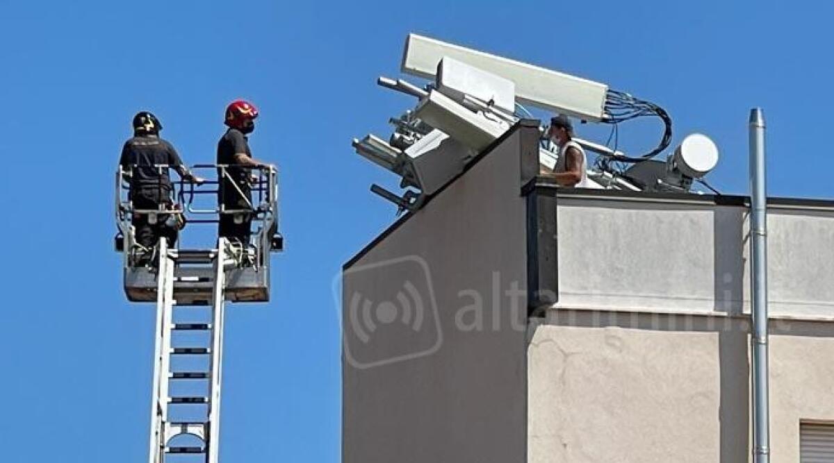 Antenna 5G crolla e pende dal tetto di un condominio: paura in via delle Fosse a Rimini - 