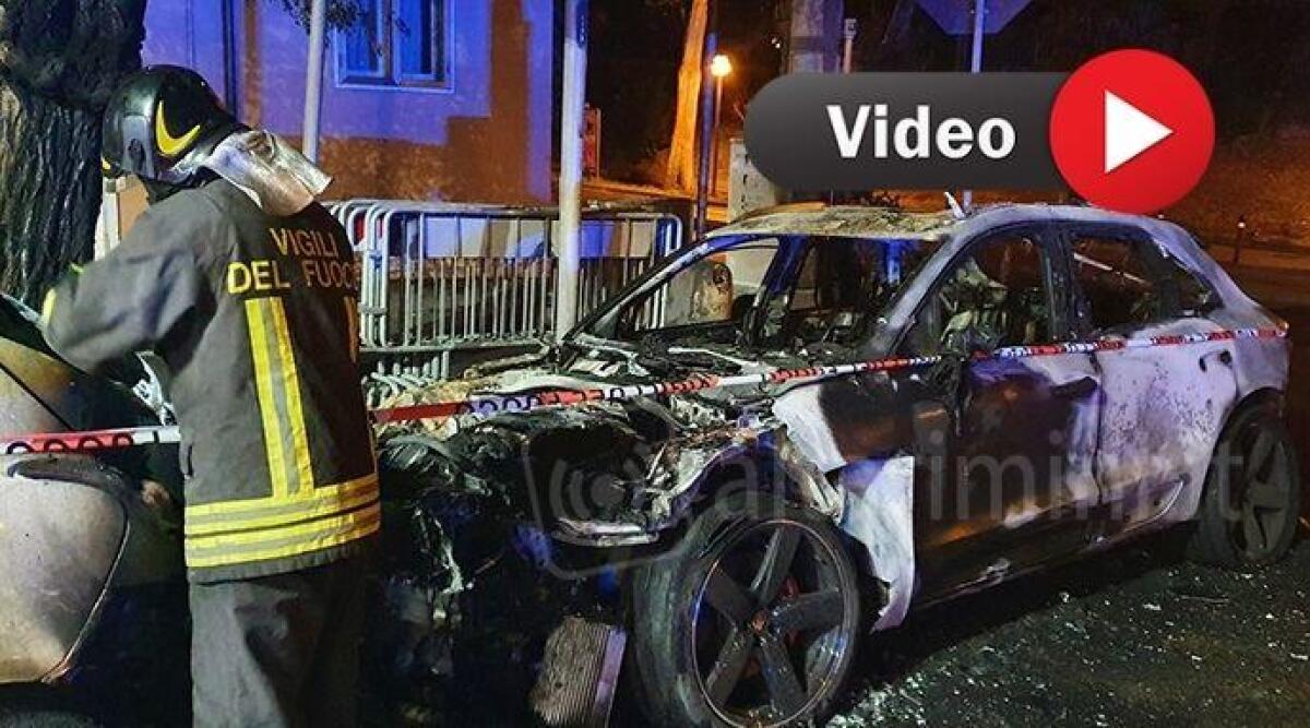 FOTO e VIDEO Incendio nella notte: in fiamme la Porsche di Lucio Paesani -