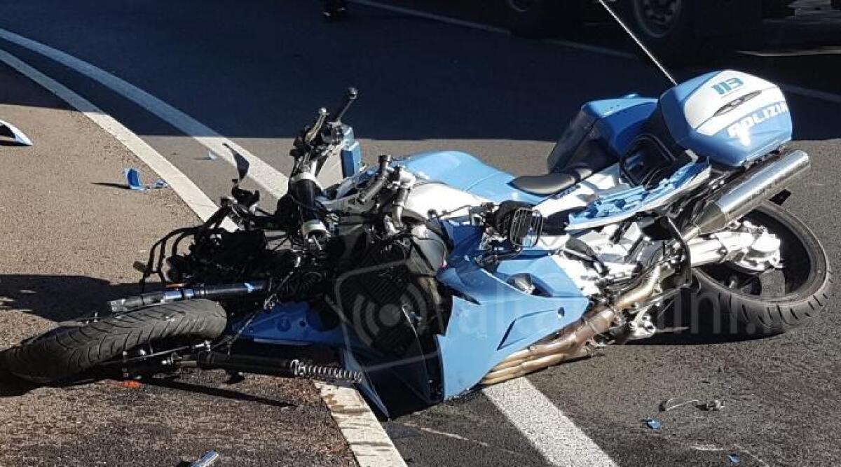 FOTO Incidente al Gran Premio Nuvolari, moto di scorta travolta da un camion -