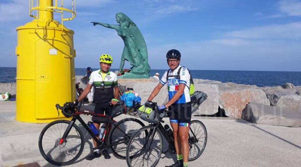 Dall'Adriatico all'Atlantico in bicicletta: l'impresa di due ciclisti - 
