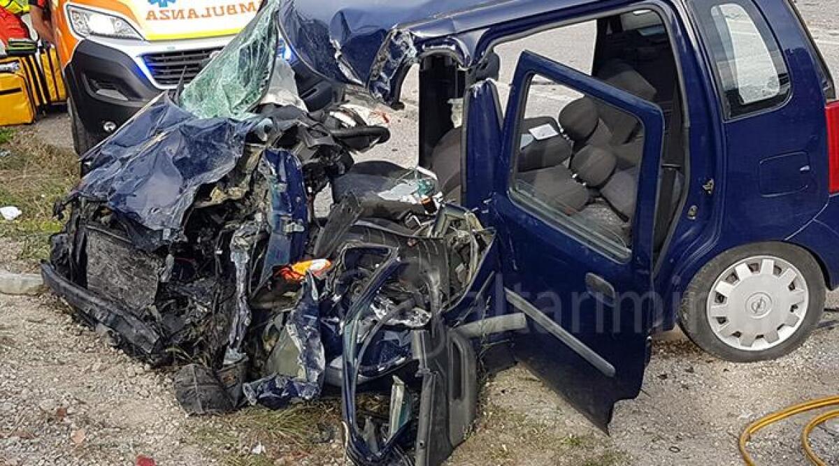 Auto invade la corsia opposta e si schianta contro un autocarro. Elisoccorso sul posto -