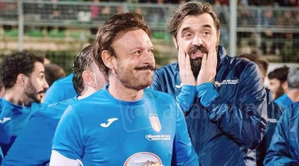 Calcio benefico, il riminese Mario Fucili diventa portiere della nazionale attori e cantanti - Mario Fucili e Totò Schillaci durante una partita della Nazionale Attori e Cantanti