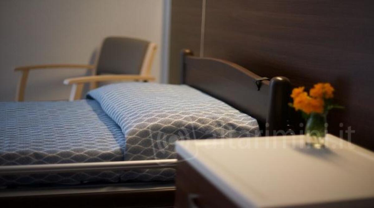 Focolaio dopo il soggiorno a Rimini, anziano muore di covid. Era vaccinato con patologie -