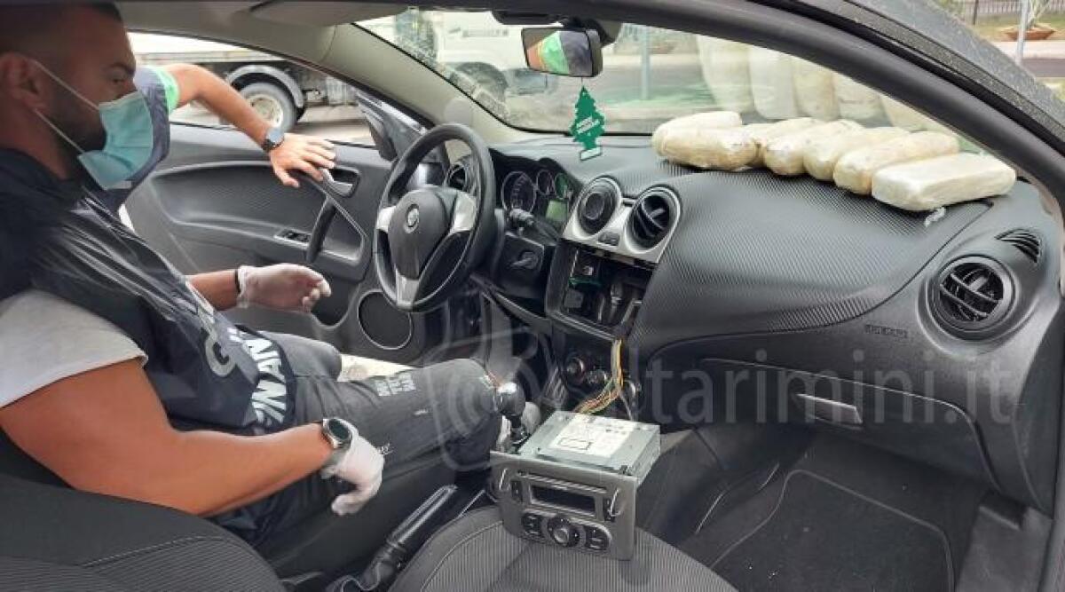 Fermato per alta velocit&agrave;: 38enne nasconde droga dietro l'autoradio. Arrestato - 