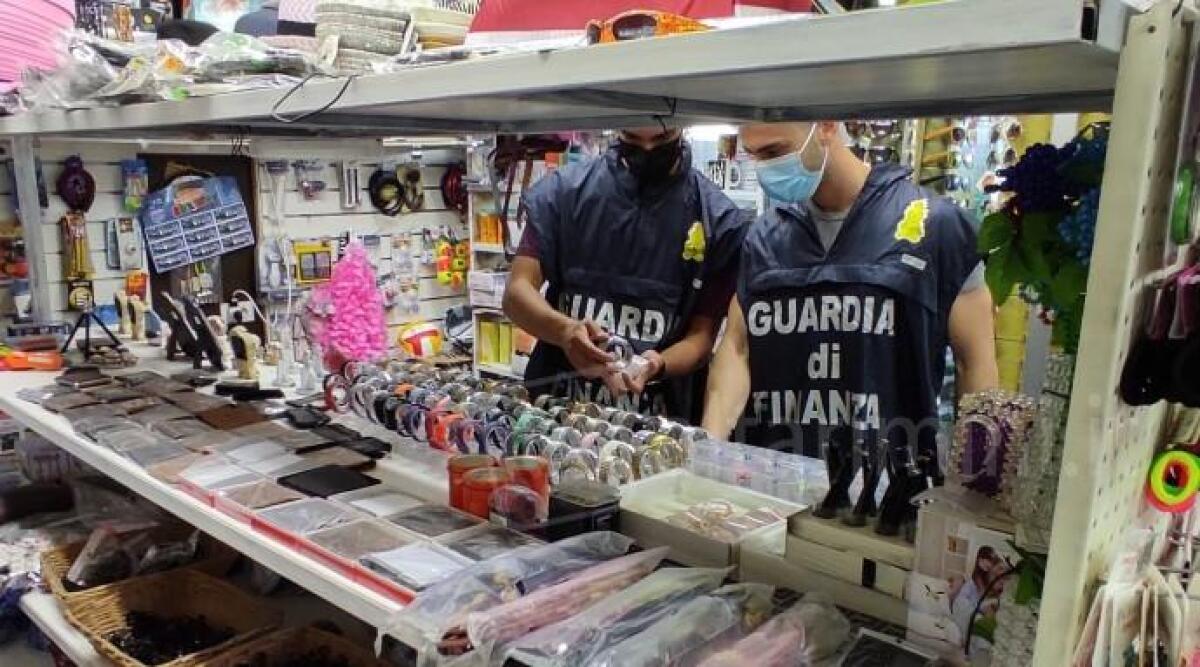 Mamma segnala mancato scontrino, la GdF scopre abbigliamento contraffatto e giocattoli pericolosi - 