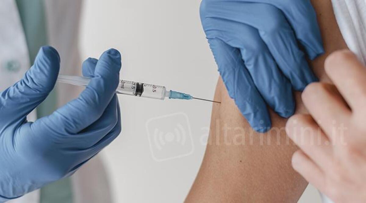 No vax, sei psicologi sospesi a Rimini - Medico che vaccina un paziente