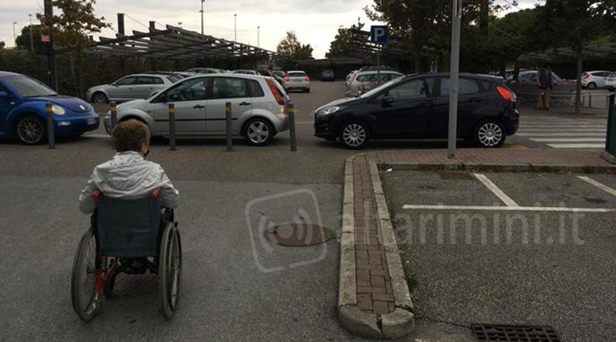 Rimini, parcheggi selvaggi al centro commerciale. La segnalazione -