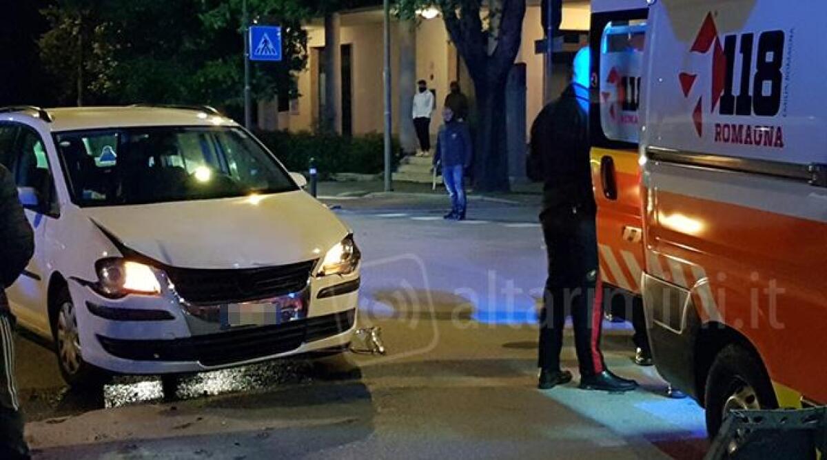 FOTO Scontro tra due auto, una si ribalta. Paura a Morciano di Romagna. Due feriti -