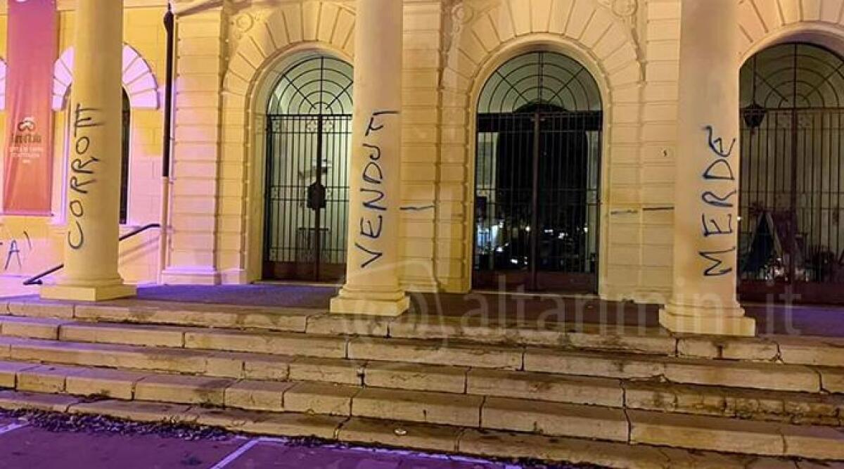Vandalismo senza fine, ancora imbrattato il municipio di Cattolica -