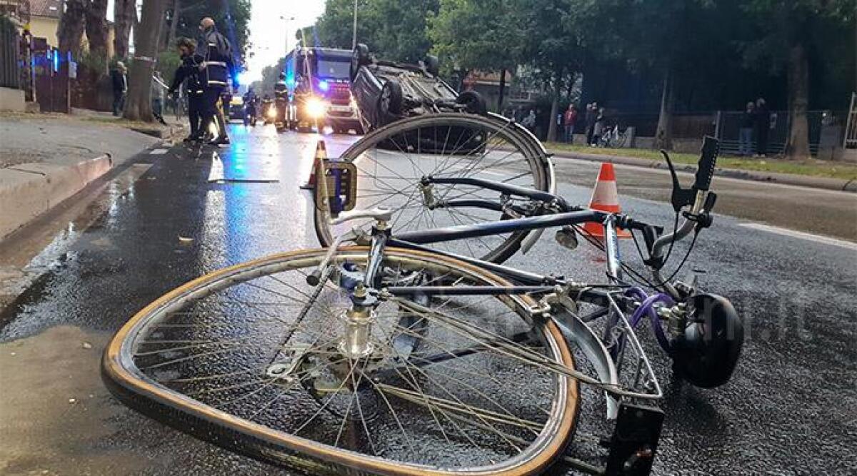 Auto travolge bicicletta e si ribalta, dopo aver urtato contro un albero - 