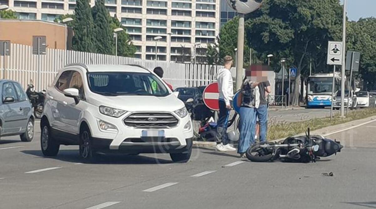 Rimini: l'auto svolta e la moto colpisce la fiancata, motociclista all'ospedale - 
