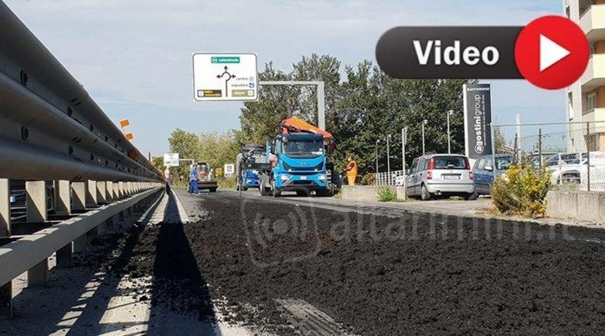 VIDEO Rimini: camion spurgo perde quintali di liquame sulla Ss16, traffico deviato -