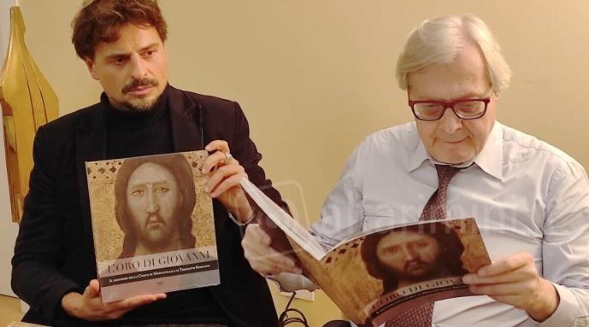 Vittorio Sgarbi a Rimini per vedere da vicino la Croce di Mercatello di Giovanni da Rimini -