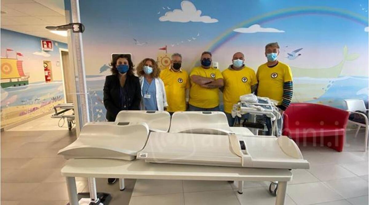 Rimini: "Svalvolati" donano materiale medico per 10mila euro a Oncologia Pediatrica -