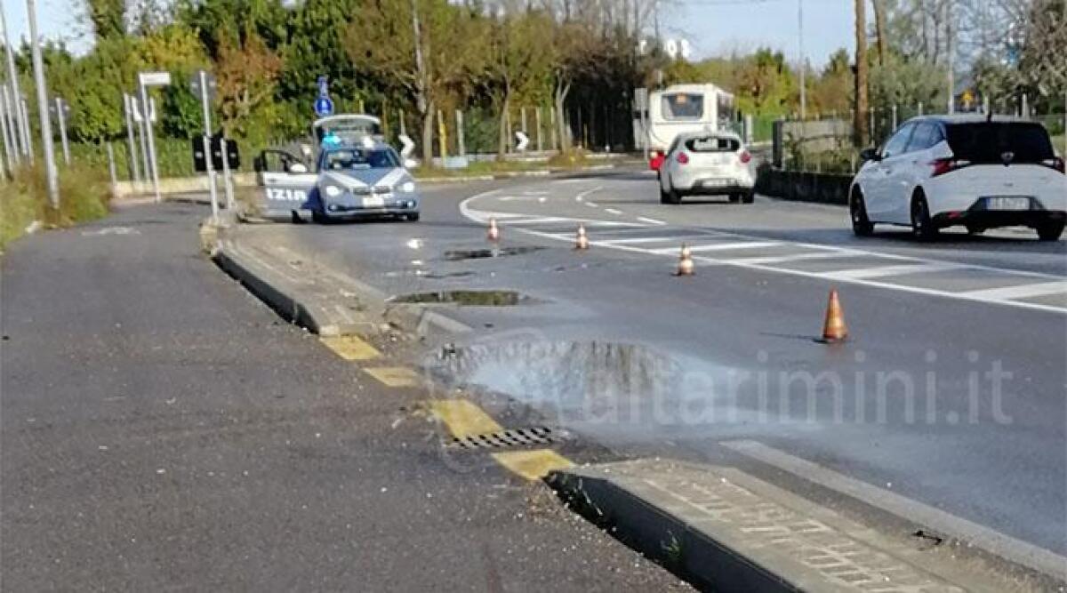 Rimini, auto si ribalta e finisce sulla ciclabile. Residenti denunciano: 'Strada pericolosa' - 
