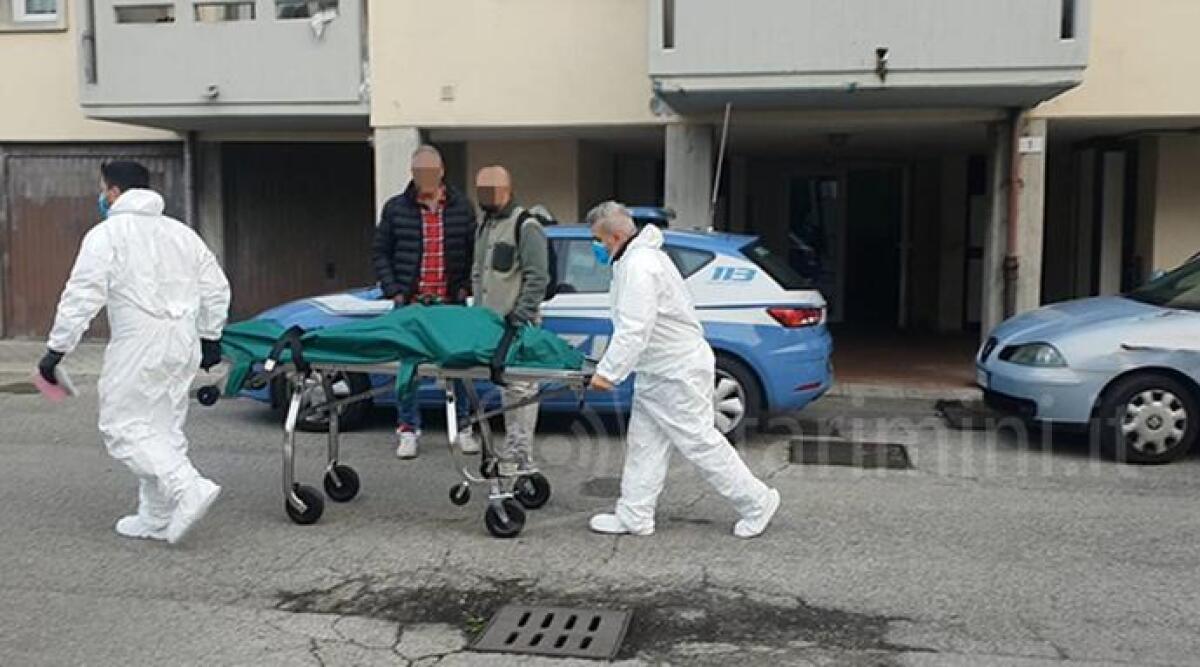 Rimini, donna di 48 anni trovata morta in casa in un lago di sangue - 