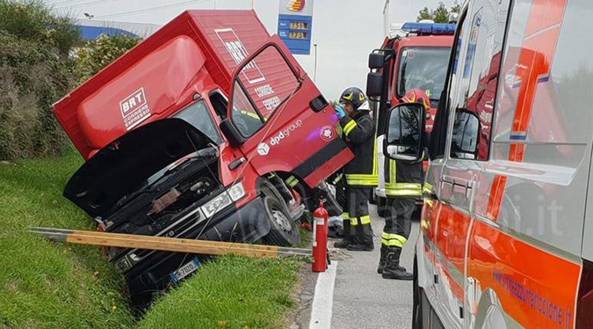 Perde il controllo del camion e finisce nel fosso, ferito il conducente - 