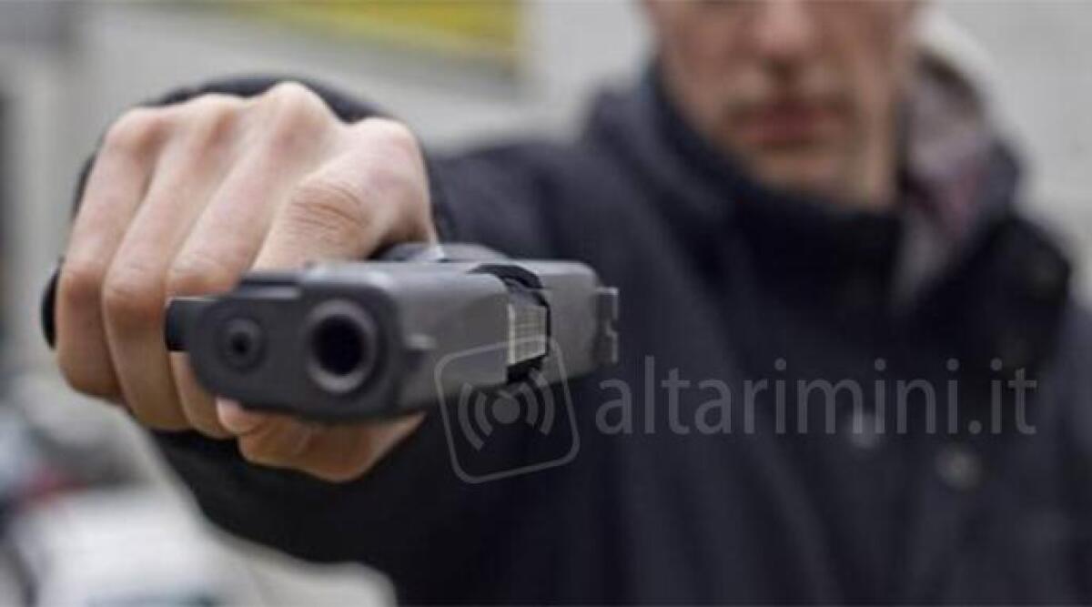 Rapinatori armati minacciano i cassieri e svaligiano il supermercato. Bottino mille euro - 