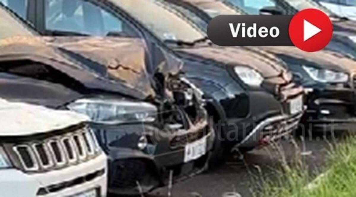 Finisce sopra le auto parcheggiate, perde il controllo dell'auto e fa filotto -
