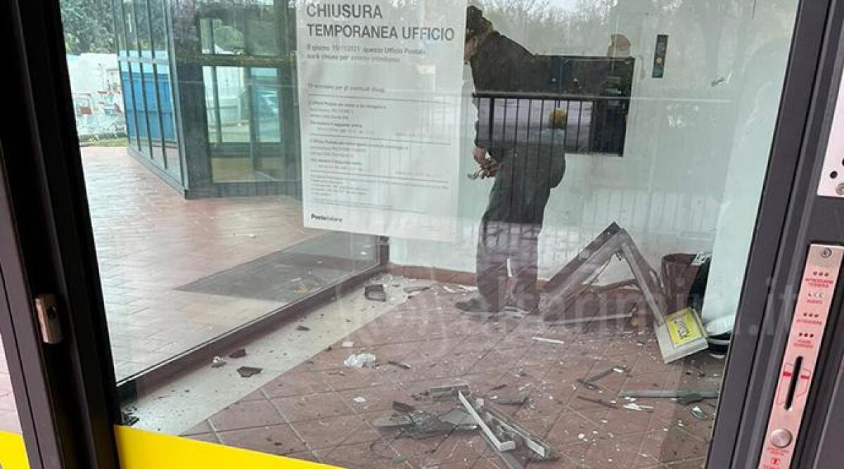 Esplosione nella notte a Riccione: salta il postamat nello stabile del "Boschetto" -