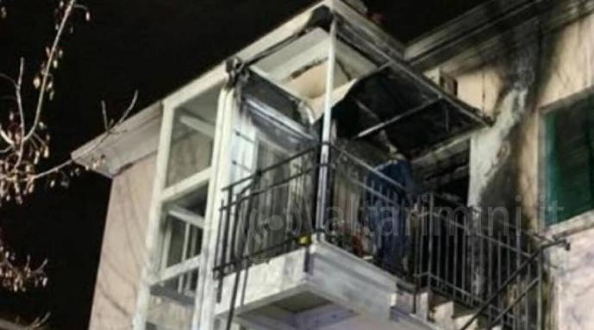 Scintille dal phon, incendio distrugge appartamento. Agente salva ragazzina, grave il genitore - 