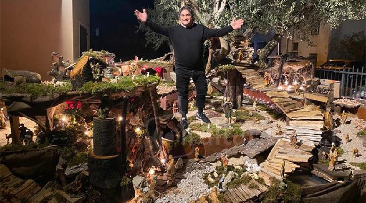 Maxi presepe in giardino per il bagnino d'Italia Pagliarani: la bella tradizione di Natale - 