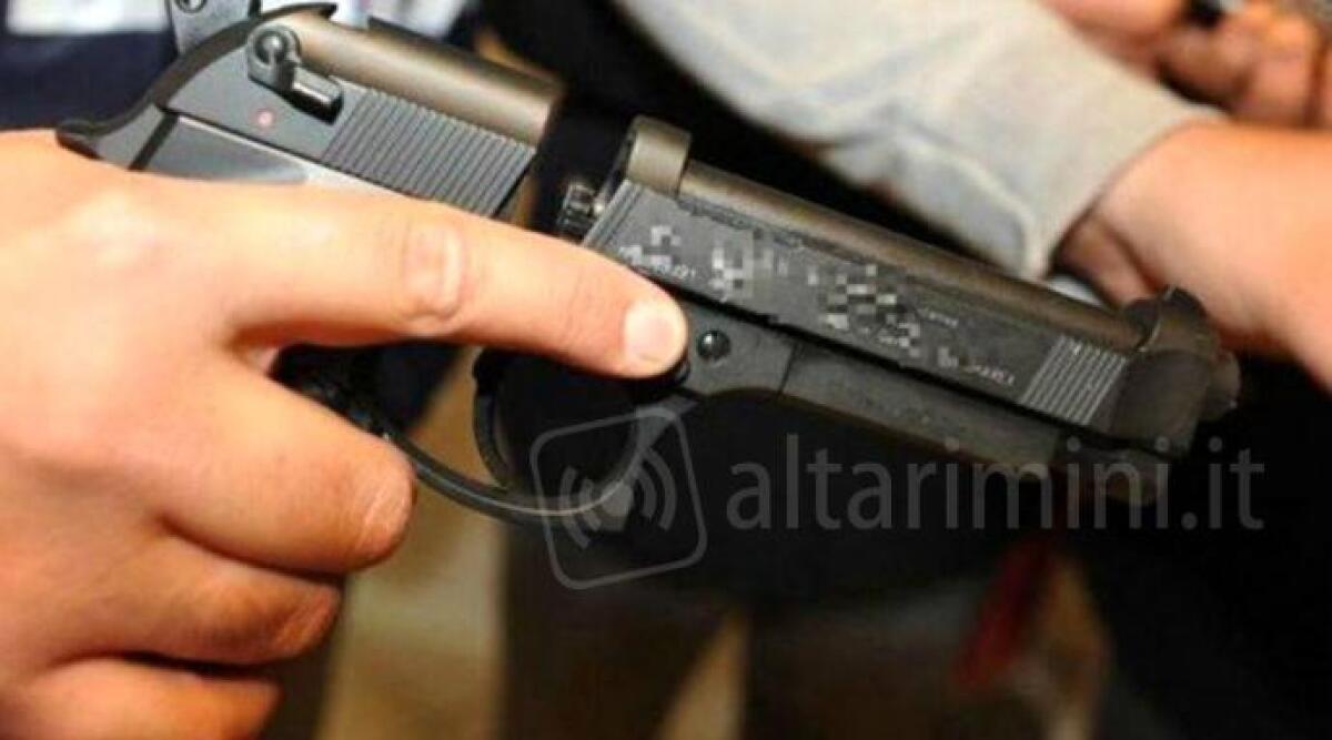 Porta una pistola giocattolo a scuola: la punta alla prof, lei sviene -