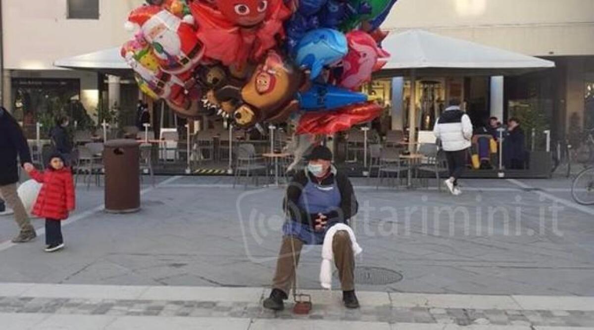 Scomparso a 87 anni l'ambulante Enrico Castri, l'uomo dei palloncini - 