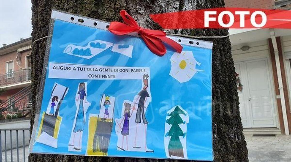 Pietracuta, alberi tappezzati con auguri e disegni dei bambini - 