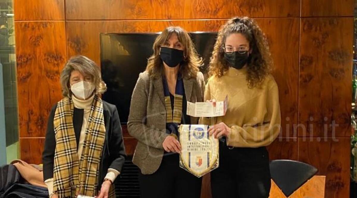 Soroptimist Club di Rimini regala 14 abbonamenti alla stagione del Teatro Galli agli studenti - 