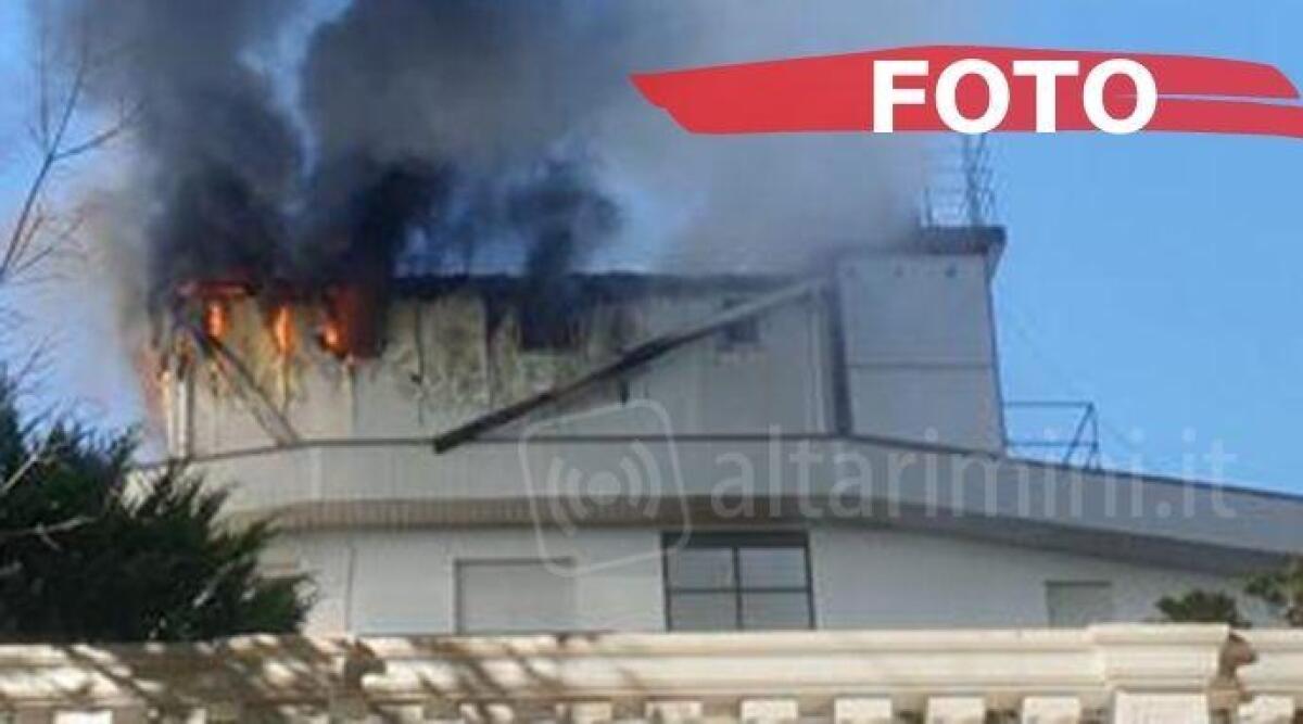 FOTO Fiamme distruggono il tetto di un hotel a Riccione in via Gorizia -
