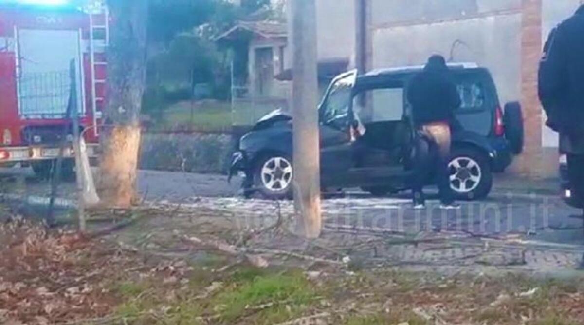 Perde il controllo del fuoristrada e finisce contro un palo della luce -