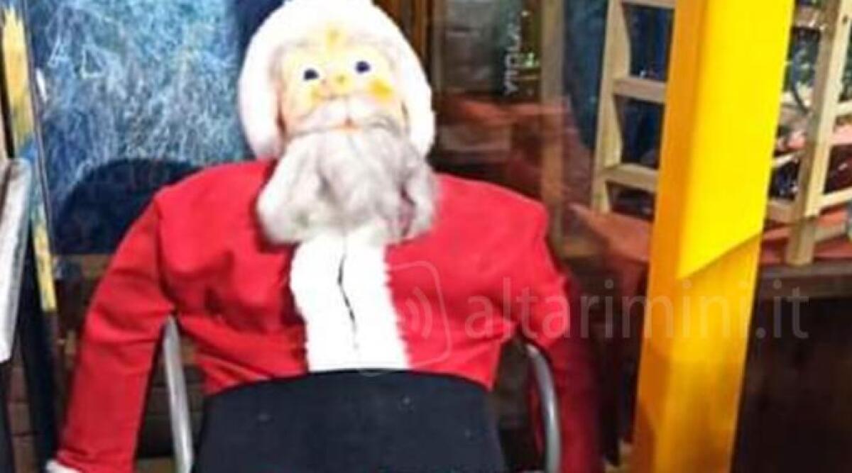 Furto natalizio, rubano un Babbo Natale grandezza naturale. Appello ai ladri - 