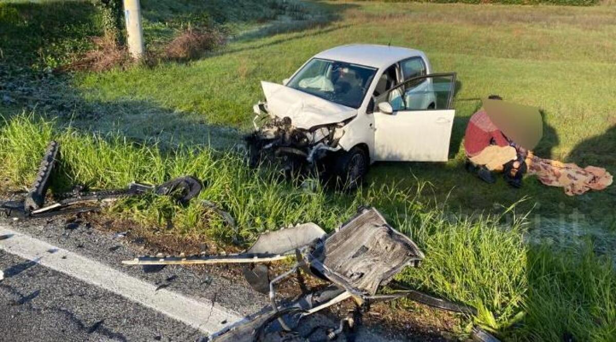 FOTO Schianto in via Santa Cristina: le auto volano fuori strada, ferite due donne - 