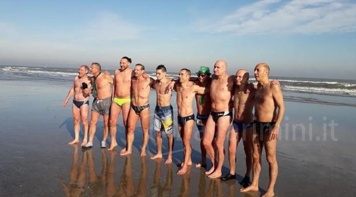 Bagno di Capodanno a Rimini, consueto tuffo propiziatorio davanti al Presepe di Sabbia - 