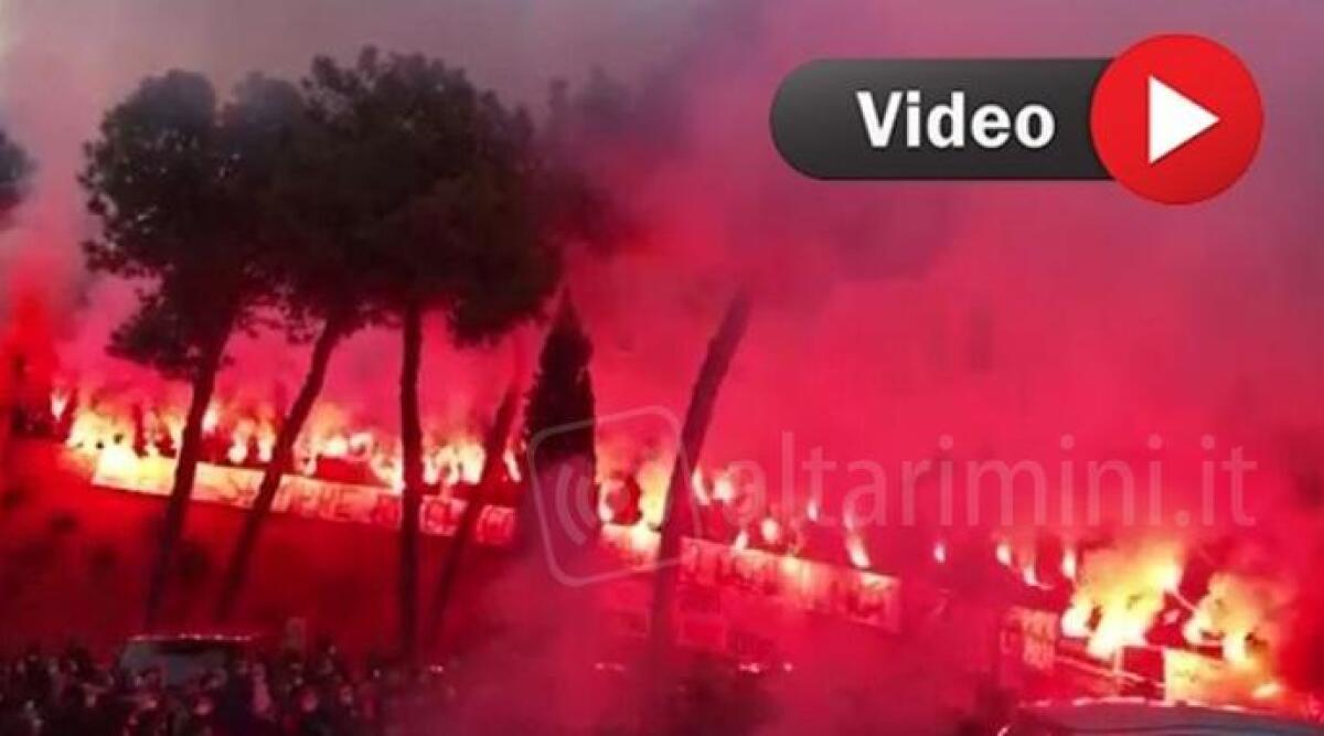 VIDEO Santarcangelo, in centinaia al funerale dell'ultrà biancorosso 'Gavino'. Il saluto della curva -