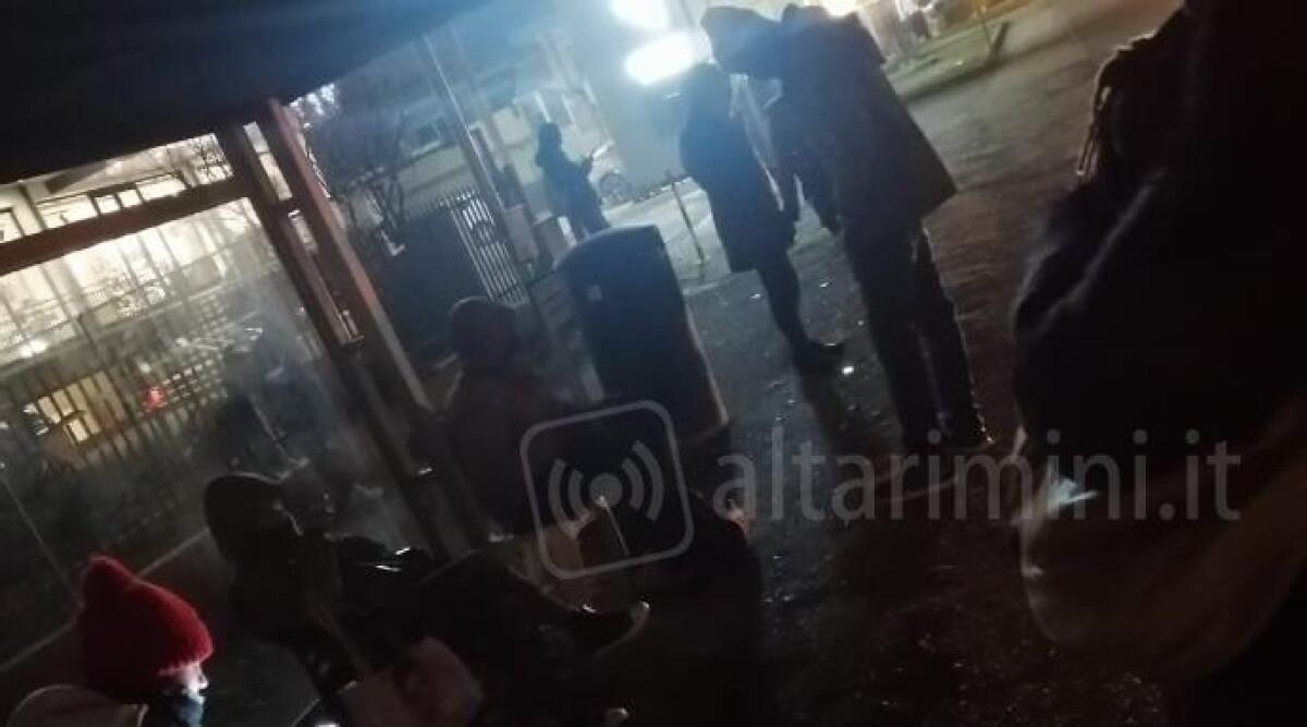 Rimini, autobus in ritardo, operai in attesa al freddo. La segnalazione - 