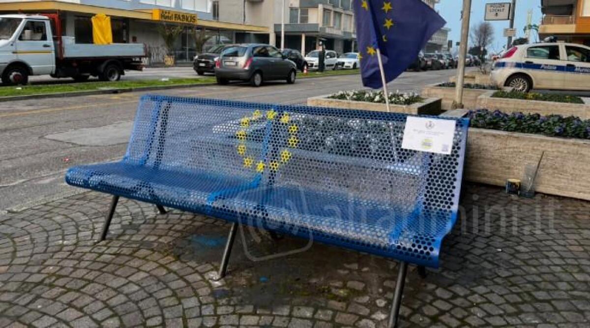 E' a Bellaria la prima 'panchina europea' della Romagna, al Palazzo del Turismo - 