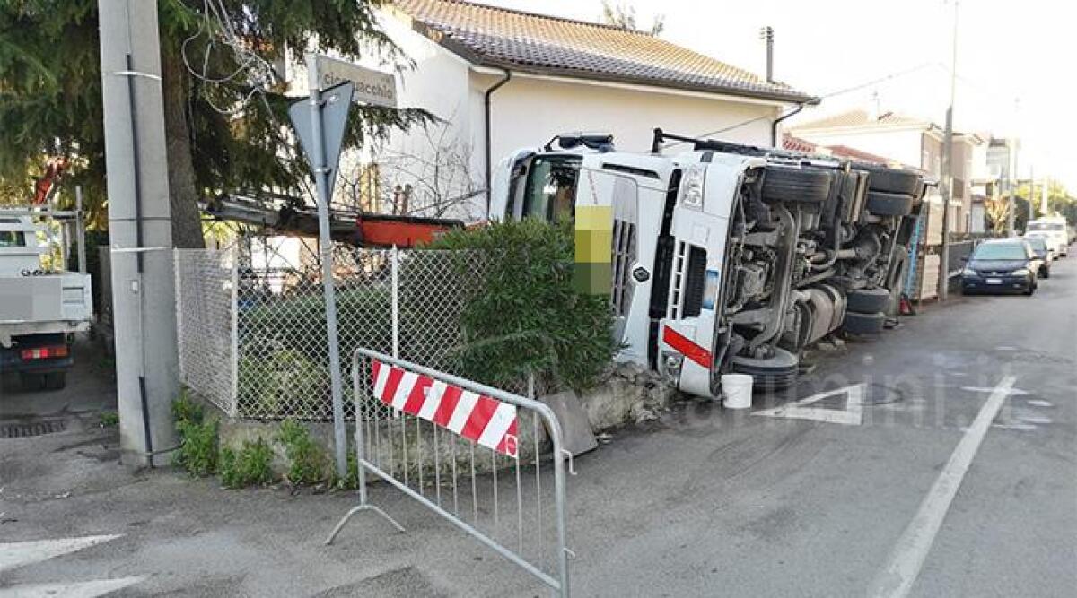 Camion gru si ribalta e trancia cavi elettrici: rami cadono e danneggiano auto -