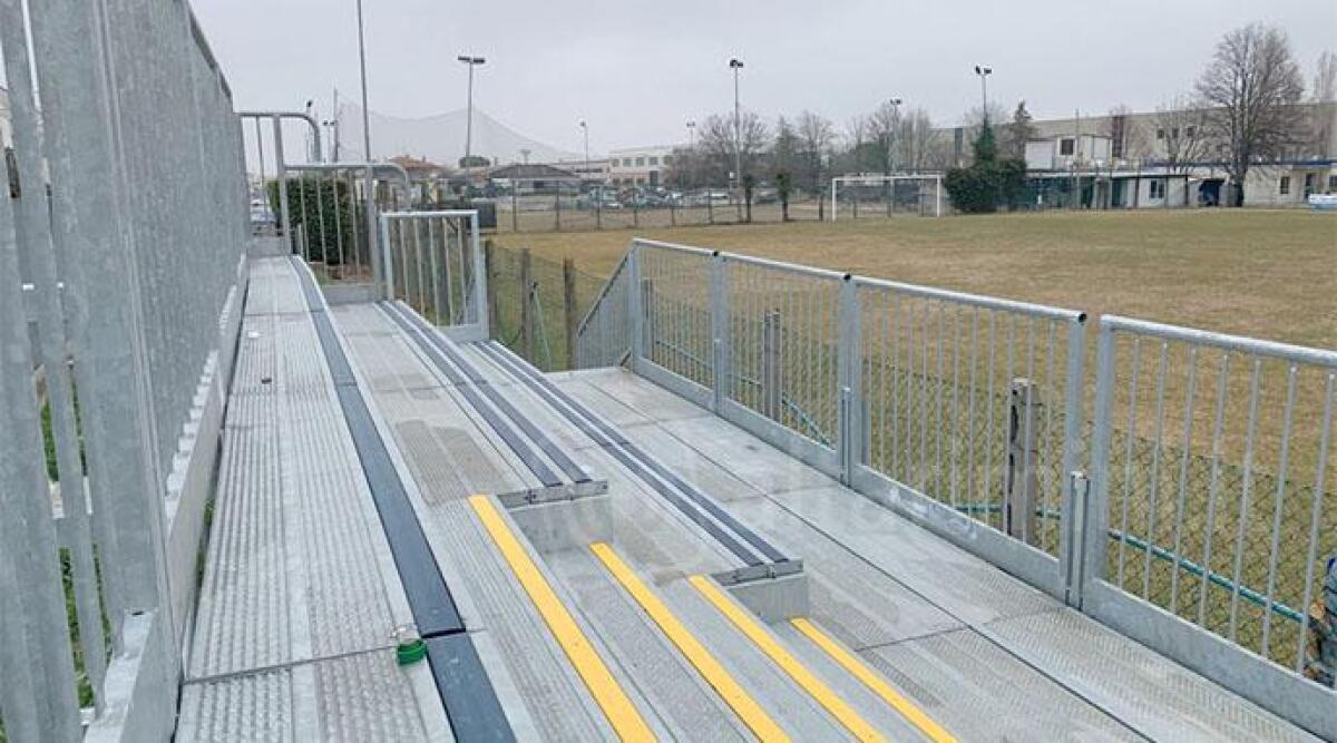 Nuova tribuna per il campo sportivo di Santa Giustina -