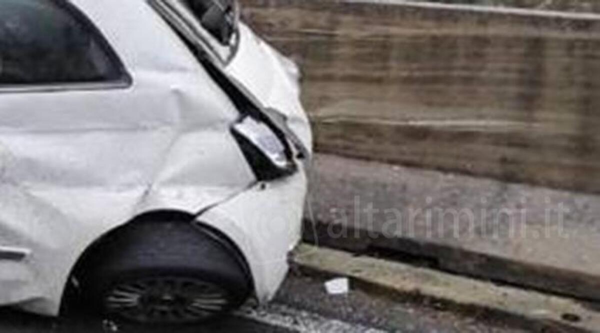 Scappa ad un posto di blocco, speronato sulla superstrada dalla Guardia di Rocca -