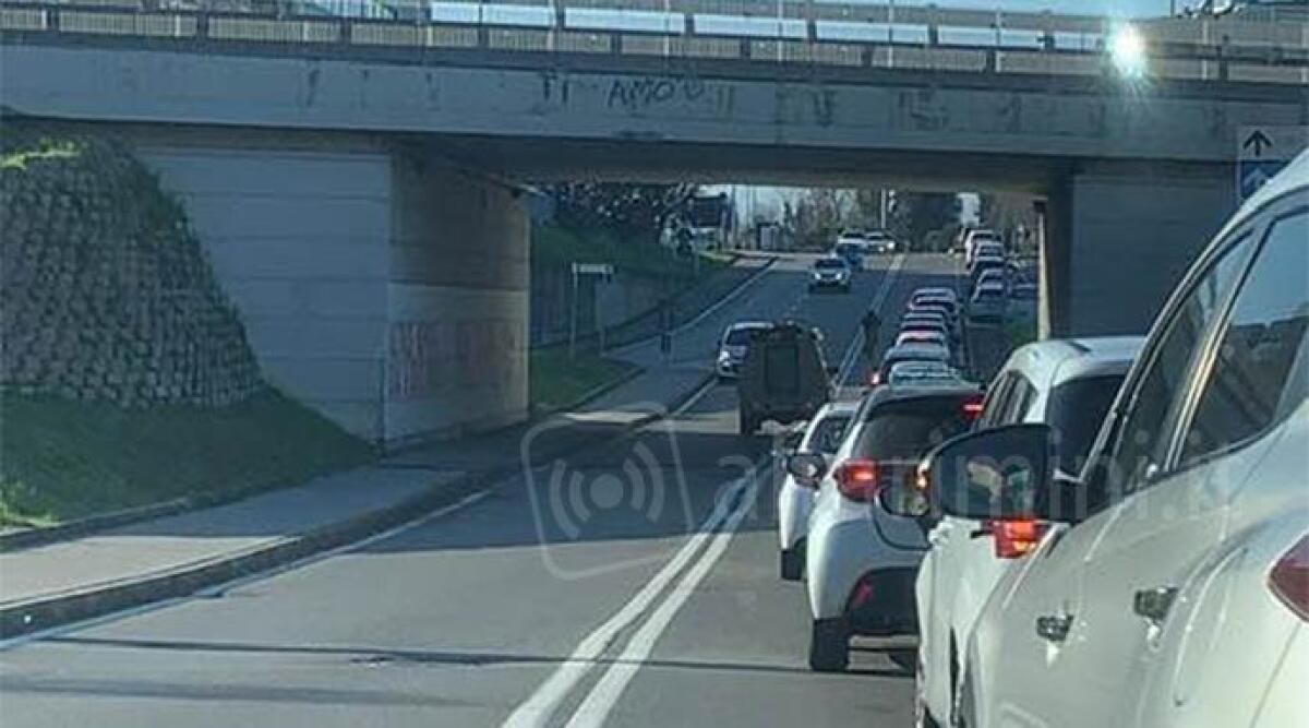 Caos tamponi, ancora lunghe file per il colosseo Ausl a Rimini - 