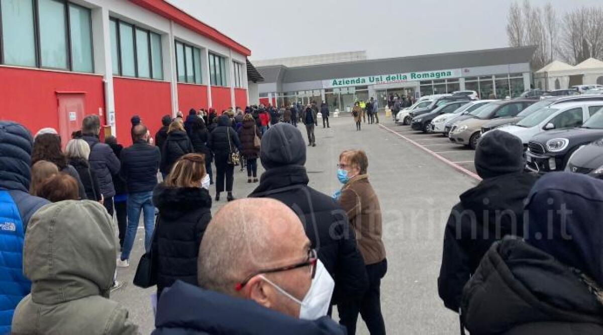 Lunghe code all&rsquo;hub vaccinale di Rimini nonostante le prenotazioni. LA SEGNALAZIONE - 