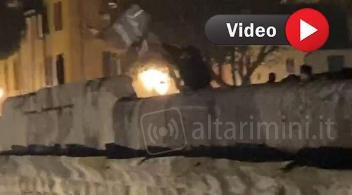VIDEO Rimini, getta il carrello della spesa dal ponte di Tiberio -