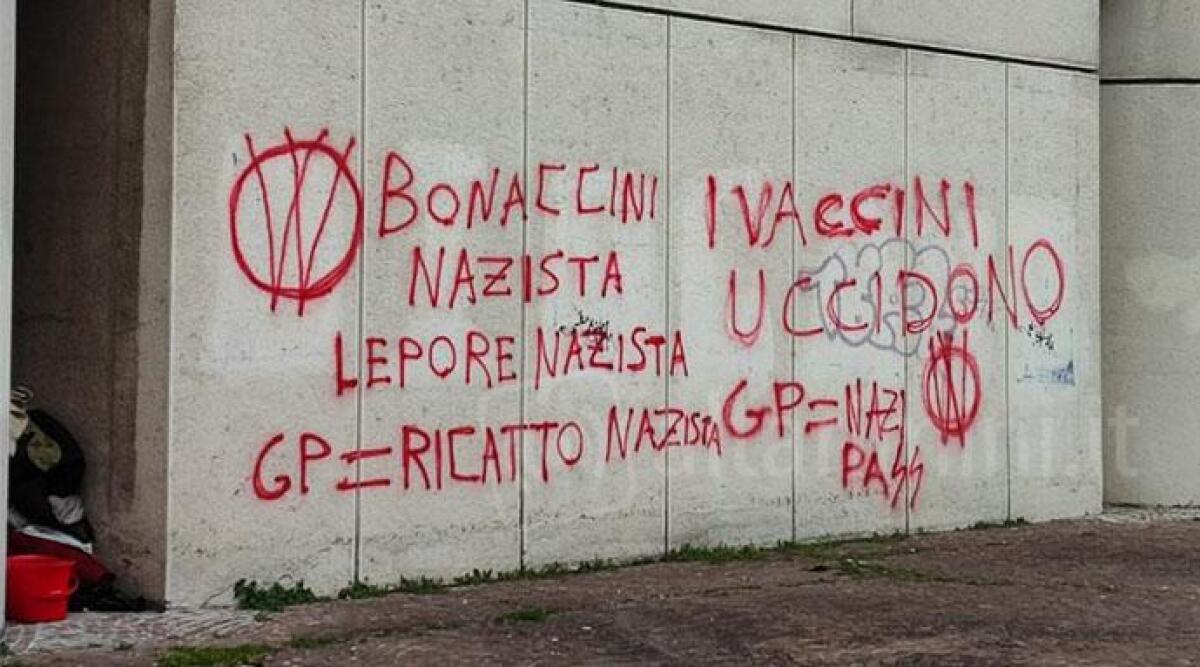 Scritte no vax sulla sede della Regione: &quot;Bonaccini nazista&quot; - 
