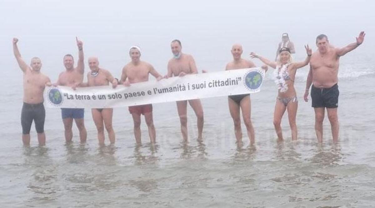 FOTO Rimini, tuffo in mare per festeggiare l'arrivo del 2022 - 