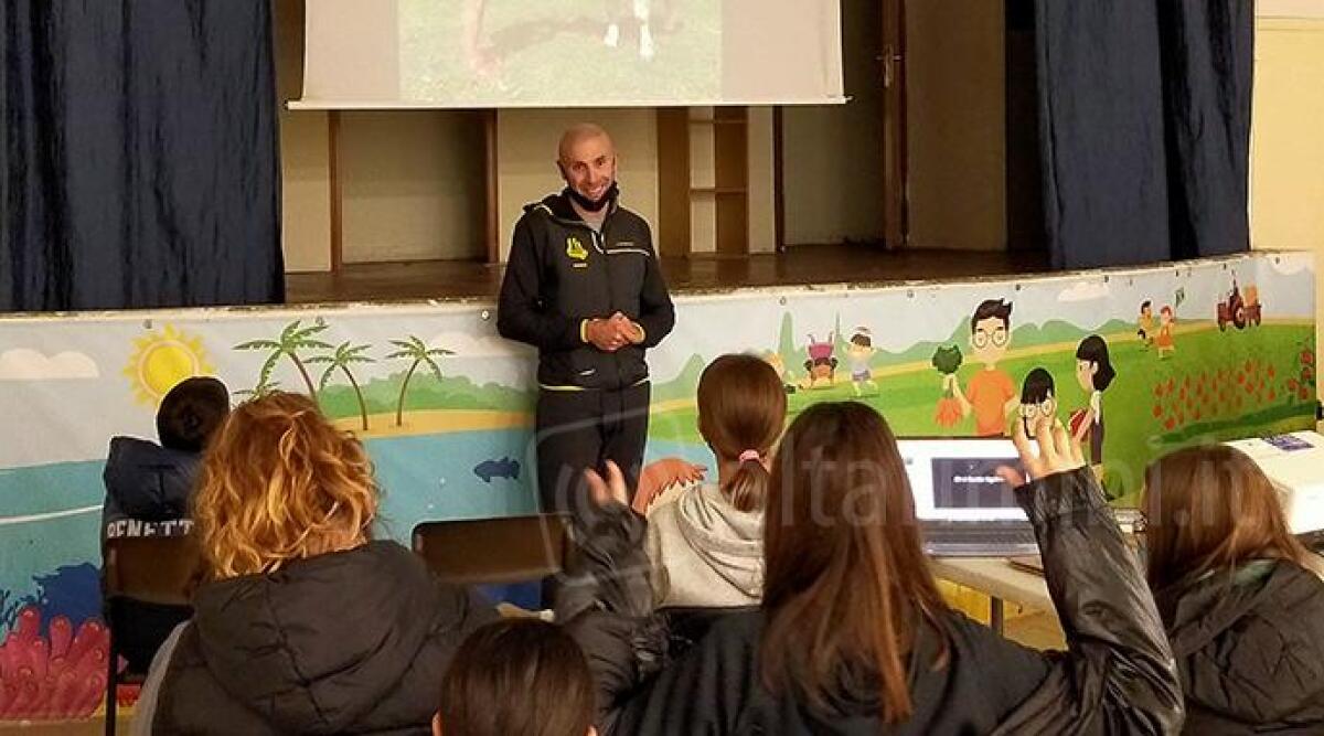 Alternativa alla Dad a Viserba, lezioni in parrocchia e in riva al mare - 