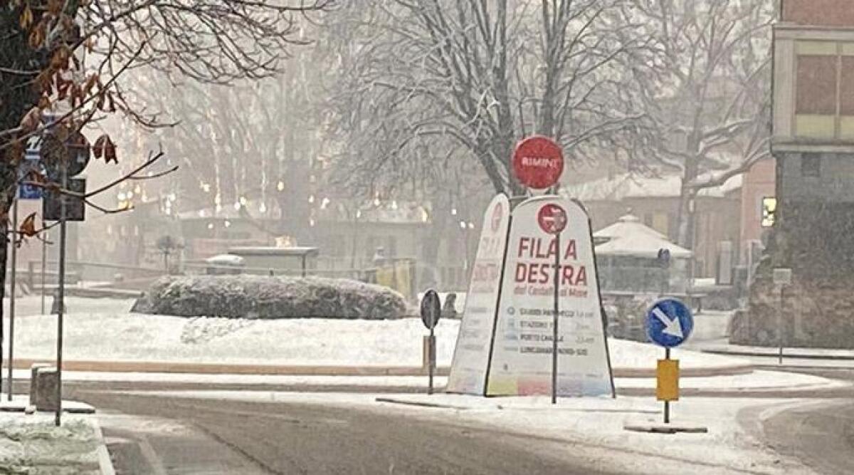 Provincia di Rimini imbiancata, anche la costa sotto la neve - 