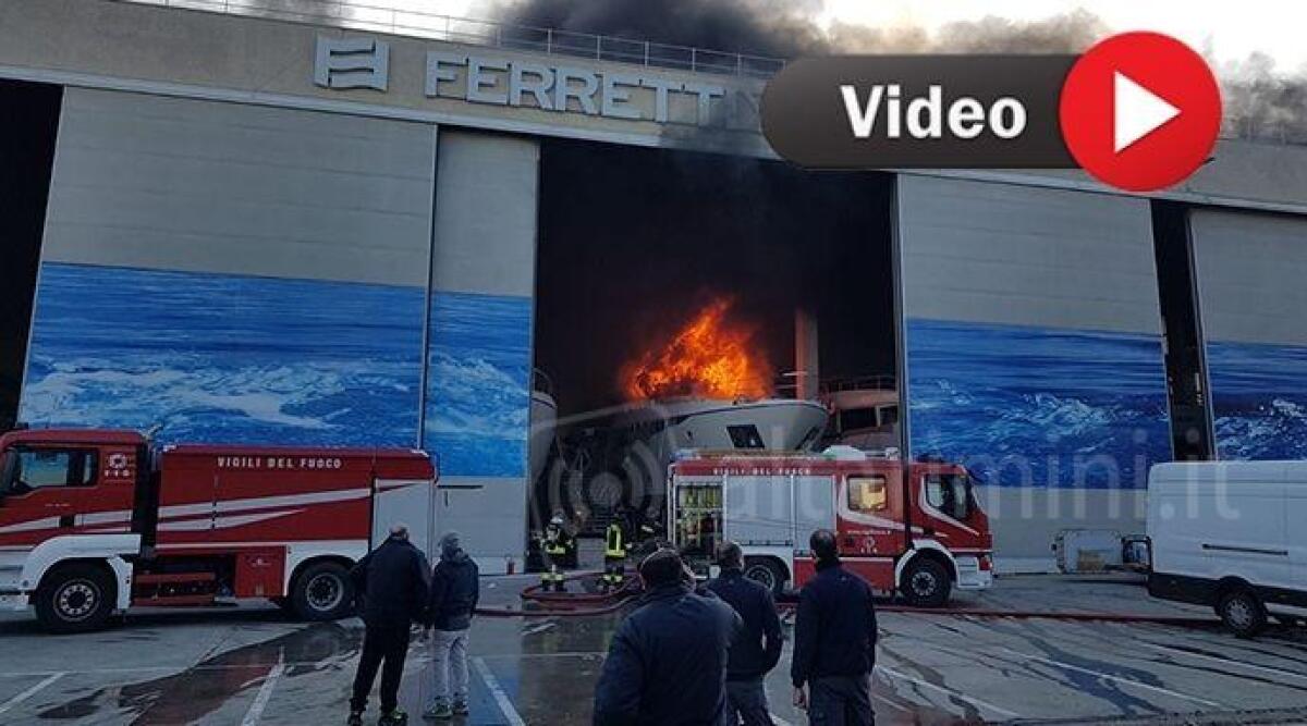 VIDEO Incendio nel cantiere della Ferretti Yachts, distrutta una imbarcazione - 